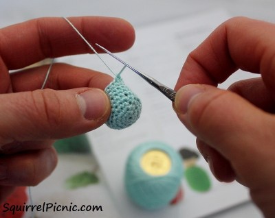 Making a mini kokeshi doll_Squirrel Picnic